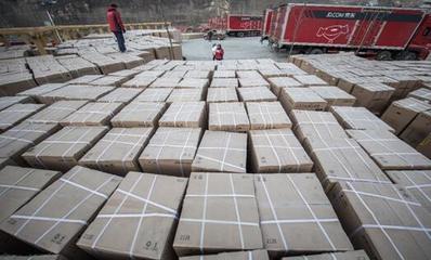 村主任劉強(qiáng)東新年送溫暖 500萬(wàn)年貨惠及全村